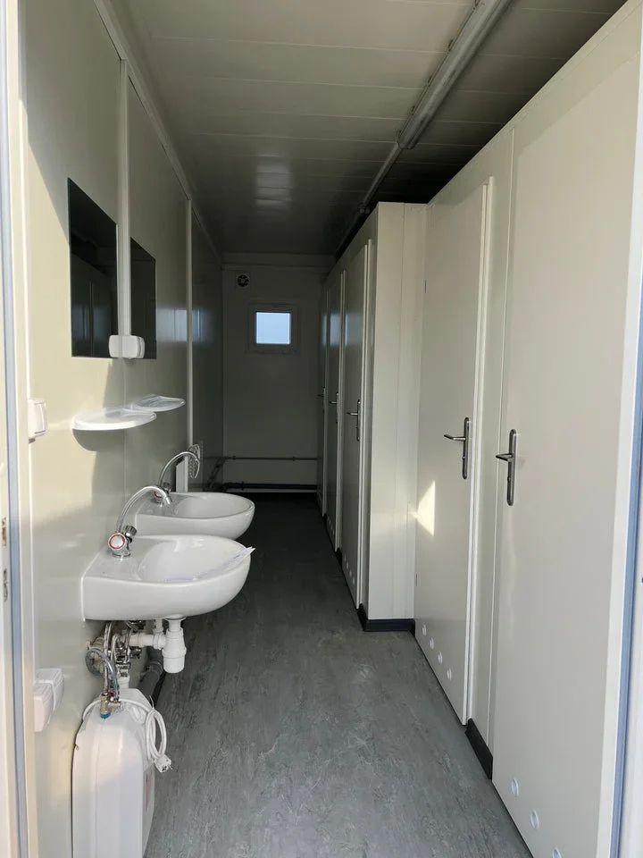 Módulo sanitario 6x2,44 m con 5 WC
