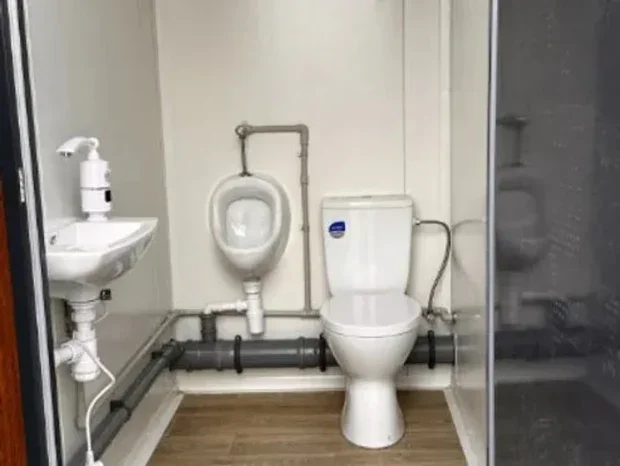 Contenedor sanitario con 3 cabinas WC