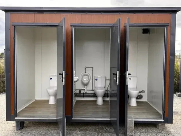 Contenedor sanitario con 3 cabinas WC