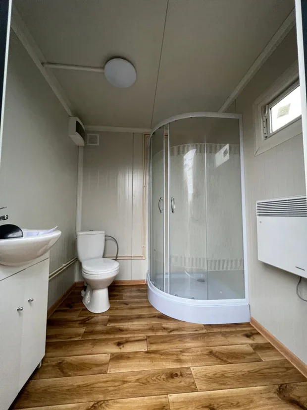 Contenedor sanitario 2,00 × 2,00 m con ducha y cisterna