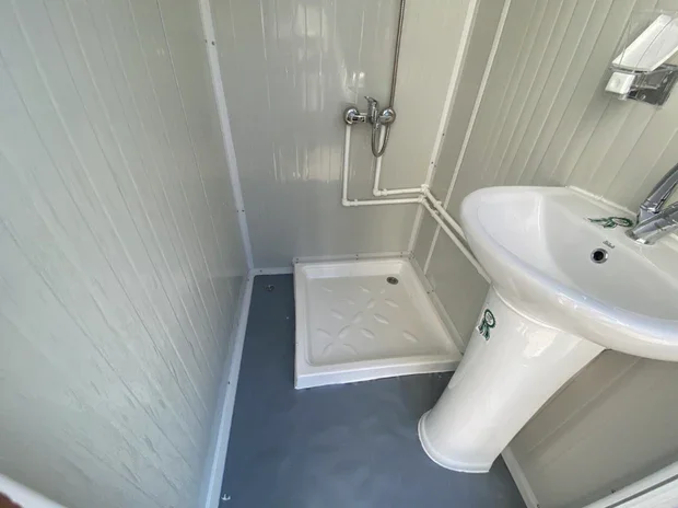 Contenedor sanitario 1,30 × 2,05 m con ducha doble