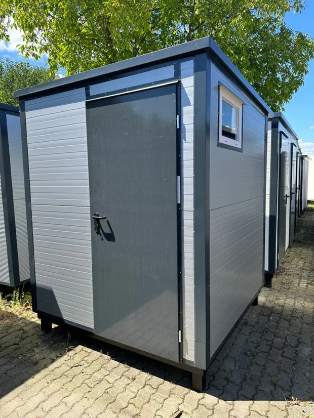 Contenedor sanitario 2,00 × 2,00 m con inodoro y urinario