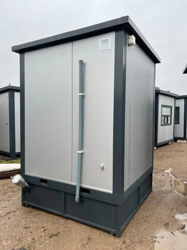 Contenedor sanitario 2,00 × 2,00 m con inodoro y urinario